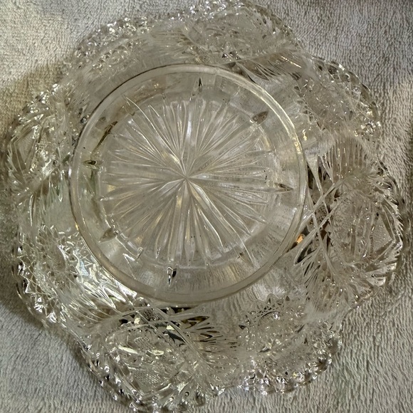 Elegant Crystal Cut Glass Bowl - Picture 7 of 13